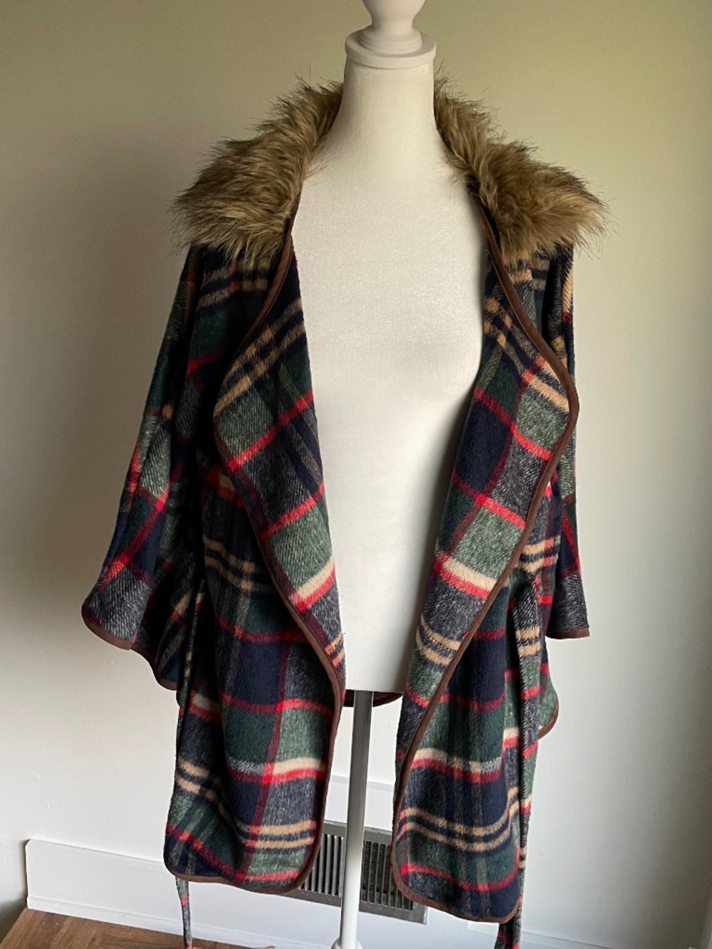 ETWO Luxury Tartan Plaid Cape Poncho Coat with Faux Fur Collar O/S - Picture 11 of 12